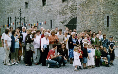 Un groupe familial posant pour la postérité devant la façade du château