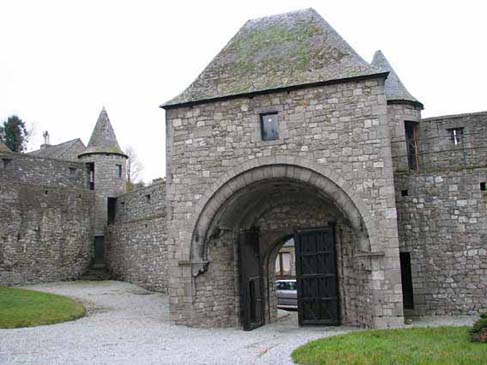 La porte principale de l'enceinte de château