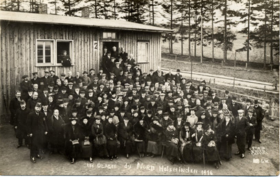 Le groupe des otages du Nord en 1916, devant la baraque 20 (celle d'Aimée) à Holzminden