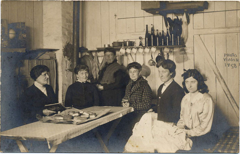 Nouvelle production de l'in&eacute;puisable «violon» : il s'agit cette fois de l'intérieur de la baraque 20.