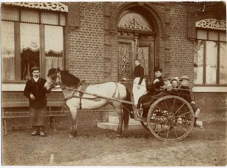 Lucia Lotteau à Bohain vers 1900. Les trois enfants sont : Aimé Brasseur, Marie-Thérèse Brasseur et Michel Lotteau.
