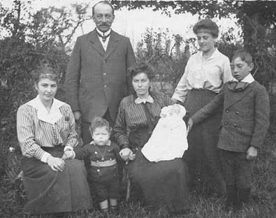 Pierre, Louise Brasseur et leurs enfants Michel et Francine. A gauche Michèle Darche, à droite, Marie-Thérèse et Edouard Brasseur. La Longueville, Octobre 1916.