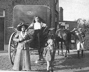 Vers 1911 ou 1912 : Marie-Thérèse, Jenny et Edouard Brasseur. Appuyé au cheval, en tenue de chasseur, Aimé Brasseur. Lieu non identifié : peut-être la forêt de Mormal.