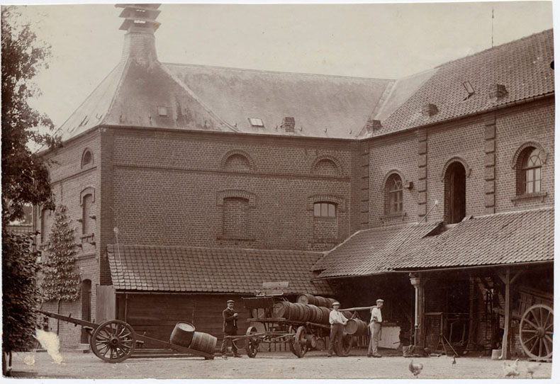 Dans la cour de la brasserie de Nicolas, à Clary.