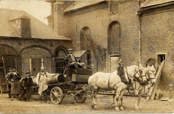 Camille Prévot (tablier clair), dans la cour de sa petite brasserie à Mennevret. Date inconnue (1900 ?)