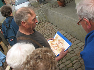 Monsieur Broutard examine une photo ancienne prise dans sa ferme