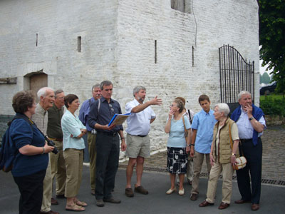 On écoute religieusement les explications du propriétaire sur l'évolution des lieux.