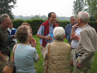 Conciliabule dans le jardin de Fréhart ; au loin, le clocher de Louvignies.