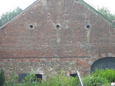 Faisant partie de cette ferme jadis tenue par les Corbeau, une magnifique grange datée 1802