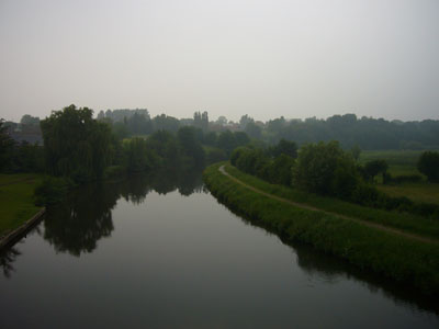 Paysage de fin de journée sur la Sambre, à Boussières.