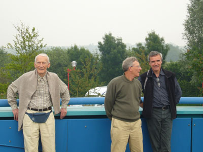 On prend le frais en flânant sur le pont sur la Sambre