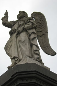 L'ange veillant sur les cendres des familles Corbeau et Derkenne