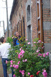 On scrute attentivement les indications sur les linteaux.