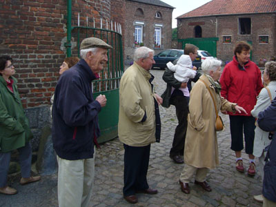 Paul et sa casquette masquent partiellement un des battants incurvés du portail.