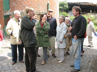 Monsieur Scrève, fils de la propriétaire, répond à quelques questions.