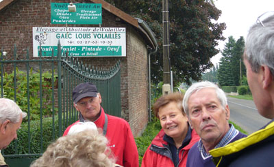 Monsieur Louis, producteur de volailles à La Carlotte, est venu bavarder avec nous.
