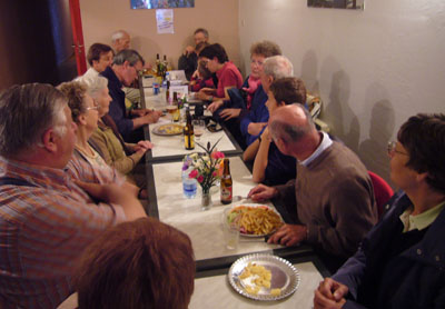 Déjeuner à la Grignotte, le grand air a ouvert les appétits.