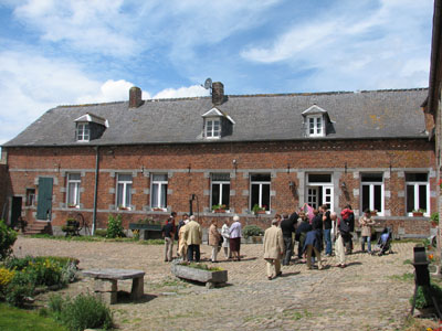 Vue sur le bâtiment principal de la ferme du Gard.