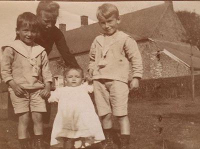 Nelly Brasseur avec ses neveux, dans le jardin de la même maison.