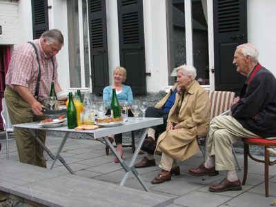 Agnès et Jean-Claude Guillaumin accueillent avec beaucoup de gentillesse et de sérénité un groupe bien plus nombreux que prévu...