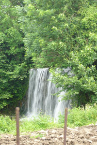 La chute sur l'Hogneau, qui alimentait la roue du moulin.