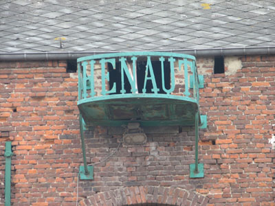 En guise de rembarde du balcon, le nom des beaux-parents d'Arthur Brasseur en haut du bâtiment principal de l'ancienne brasserie.