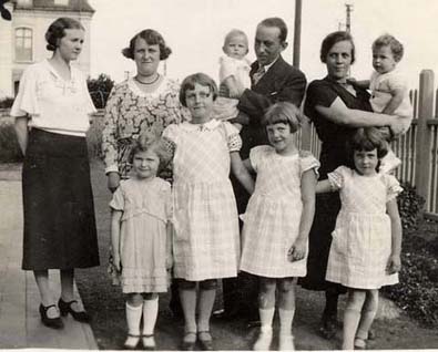 1934 : belle photo d'Edouard Brasseur (tenant sa fille aînée dans ses bras) et de sa soeur Marie-Thérèse Romon (qui, elle, porte la plus jeune de ses filles). Marie-Charlotte, la femme d'Edouard, et Carmen sa belle-soeur les accompagnent avec les trois aînées de Marie-Thérèse et la fille de Carmen.