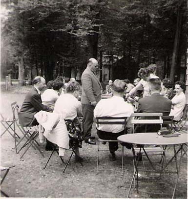 Eté 1959, nouvelle réunion de famille dans la forêt de Mormal. Assis à gauche Michel Brasseur, debout Gérard Ghestem, assise à droite Cécile Boitez...